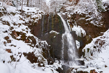 Tiefenbach-Wasserfall im Erzgebirge im Winter