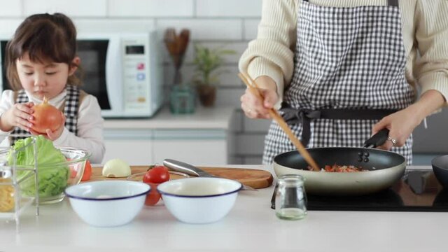 料理をする日本人親子