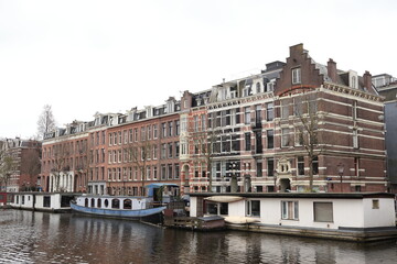 Fototapeta na wymiar Amsterdam Oud-West Canal with House Facades and Houseboats