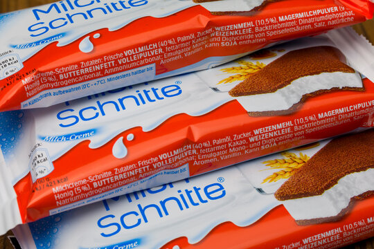 Rastatt, Deutschland - 24. M&auml;rz 2021 Ansicht der Originalverpackung, Milchschnitte auf einem Tisch (Fokus auf die Mitte)