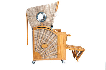 Strandkorb mit Sitzkissen und fussablage vor weissem Hintergrund fotografiert
