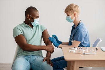 Obraz premium Immunization, disease prevention for medical professionals and risk patients against covid-19