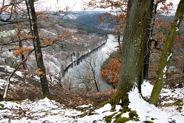 Fototapeta na wymiar Hoch über der Saale am alten Kraftwerk Conrod bei Ziegenrück - Flusslandschaft im spätem Winter