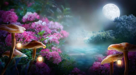 Foto op Plexiglas Fantasiepaddestoelen met lantaarns in magisch betoverd sprookjeslandschap met bosmeer, fantastische sprookjesachtige bloeiende roze roze bloementuin op mysterieuze achtergrond, gloeiende maanstraal in donkere nacht © julia_arda