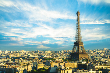 Naklejka premium skyline of paris with eiffel tower in france at dusk