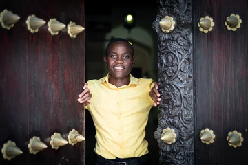 Store enrouleur tamisant sans perçage Zanzibar Homme d& 39 affaires africain debout sur la belle porte