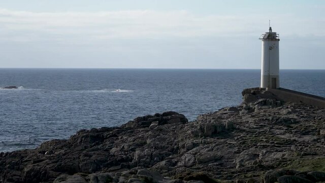 Faro de O Roncudo, Galicia, Plano medio, atardecer, Mar Atl&aacute;ntico