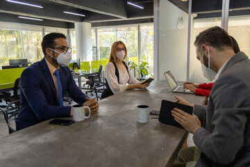 Grupo de gente en junta de negocios trabajando en oficina con mascarilla