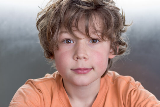 portrait enfant de dix ans sous la lumi&egrave;re regarde