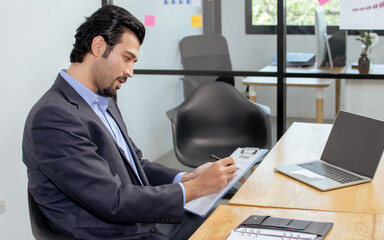 Caucasian business man sign the contract