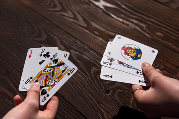giocare a carte mani gioco 