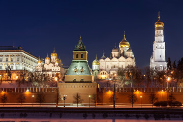 Obraz premium View of the night Kremlin with cathedrals and the bell tower of Ivan the Great in winter. Moscow, Russia