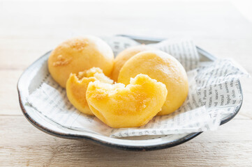 カスタードクリーム入りたまごパン