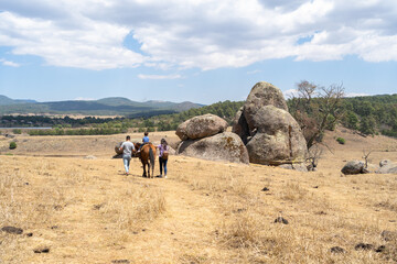 Una familia pasea en las rocas de Tapalpa Jalisco. © jesuschurion57