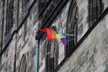 Eine Regenbogen Fahne an einer katholischen Kirche