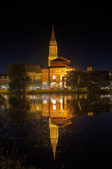 Obraz premium Die Oper Kiel, das Rathaus und der Rathausturm Kiel in der nacht mit Spiegelung im kleinen Kiel