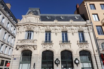 Fototapeta na wymiar Façade d'un immeuble à l'architecture typique de Saint Etienne, ville de Saint Etienne, département de la Loire, France