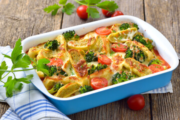 Vegetarischer Auflauf mit schwäbischen Gemüsemaultaschen, Tomaten Brokkoli und Käse – Vegetarian casserole with Swabian vegetable ravioli, tomatoes, broccoli and cheese 