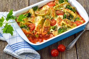 Vegetarischer Auflauf mit schwäbischen Gemüsemaultaschen, Tomaten Brokkoli und Käse –...