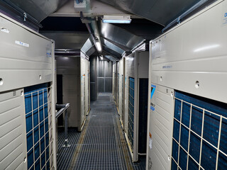 Sala de maquinas de un conjunto de unidades de climatización y silenciadores acústicos