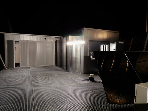 Sala de maquinas de un conjunto de unidades de climatizaci&oacute;n y silenciadores ac&uacute;sticos