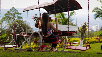 mujer joven en un parque de una finca