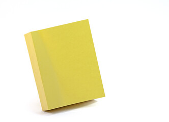 Haftnotizblock mit gelben Zetteln vor weißem Hintergrund