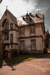 Opuszczony stary drewniany dom