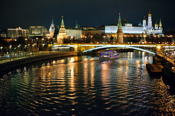 Fototapeta na wymiar The Moscow Kremlin is beautiful in the evening