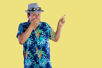 Turista sorprendido contento alegre por oferta de promoción de agencia de viajes