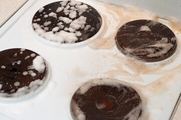 Intermediate step of cleaning and restoring the cooker