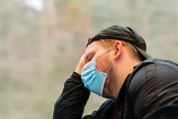 Am Fenster eingeschlafen mit Maske