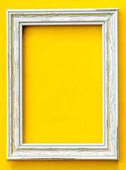 Moldura branca envelhecida sobre fundo amarelo