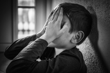 Dramatische Schwarz Weiß Aufnahme eines leidenden Kindes zum Thema psychischer Stress