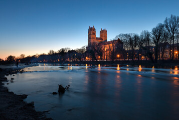 Maximilianskirche an der Isar in München zur blauen Stunde