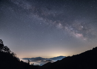 Fototapeta premium 天空の城に架かる天の川