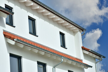 Fassade eines neu gebauten modernen Wohngebäudes