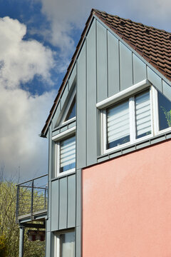Stehfalz-Metall-Verkleidung des Dachgeschosses an einem modernen Einfamilienhaus