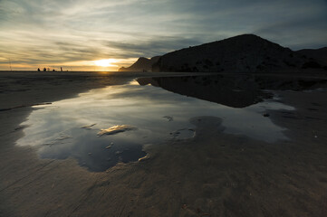 Atardecer en la playa de Monsul dentro del Parque Natural de Cabo de Gata en Almería, España - 422857119