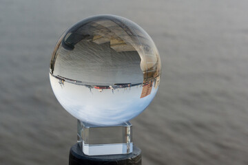 Blick durch die Glaskugel auf den Hamburger Hafen