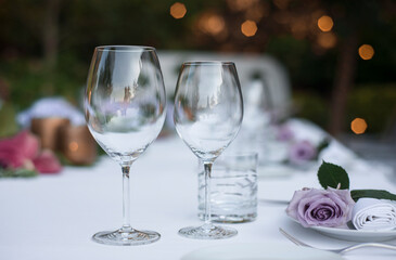 Mesa preparada y decorada para banquete de boda con mantel, servilletas, cubertería y arreglos florales