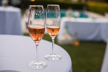 Dos copas de vino rosado a medio beber