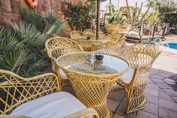 Conjunto de mesa y sillas en la terraza de la piscina de un hotel