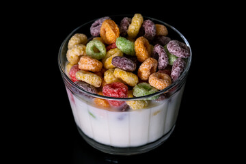 Tigela de cereal colorido para comer de manhã.