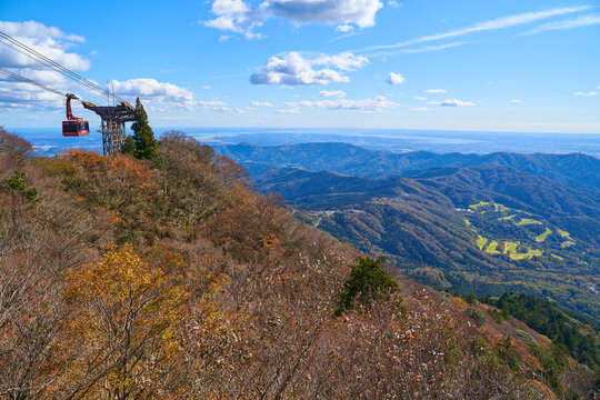 秋の筑波山(女体山)の女体山駅から筑波山ロープウェイ方面を見る