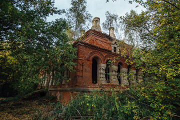 Obraz premium Old ancient abandoned church ruins overgrown by plants