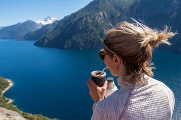 Vella mujer Argentina disfrutando del mate durante sus vacaciones de verano. 
