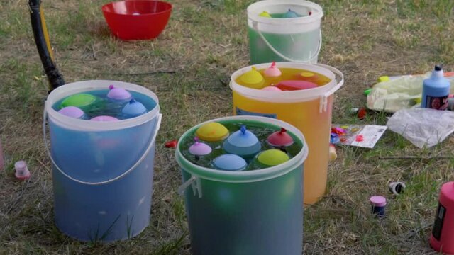 Multicolores globos de agua listos para el carnaval