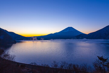 夜明けの富士山　山梨県本栖湖にて