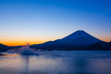 夜明けの富士山　山梨県本栖湖にて